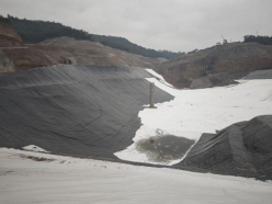 填埋场 HDPE 防渗膜铺设现场