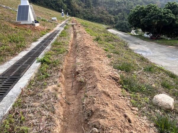 水库坝顶电缆沟与太阳能监测节点现场布设