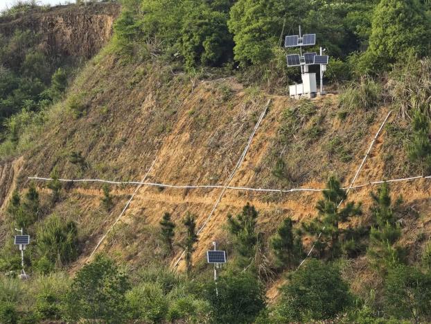 边坡监测现场：太阳能监测站与跨坡布线